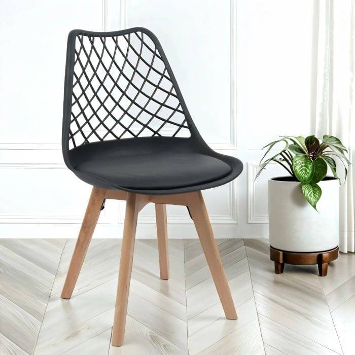 6x sillas de comedor de Alma en negro con patas de madera