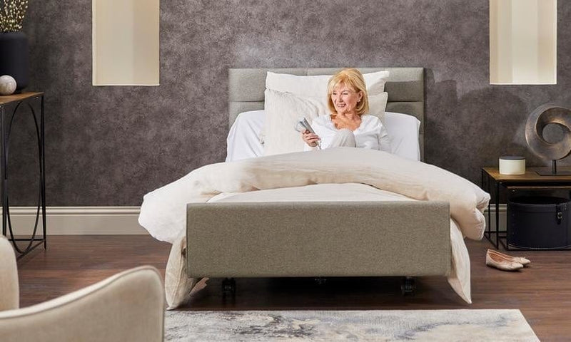 Cama de perfil eléctrico tapizado de confort de Signature - Cama de atención domiciliaria ajustable con cabecera y control de altura personalizado