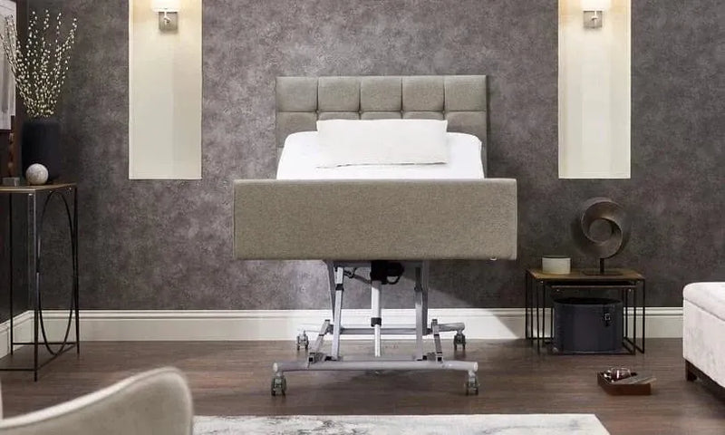 Cama de perfil eléctrico tapizado de confort de Signature - Cama de atención domiciliaria ajustable con cabecera y control de altura personalizado