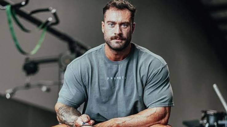 Chris Bumstead Supplements: Full Stack, Doses & Evidence