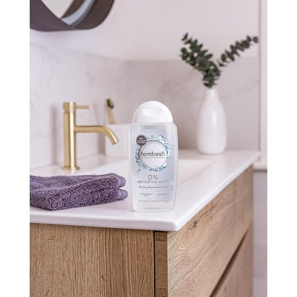 Femfresh 0% Sensible lavado íntimo de lavado femenino ducha y baños gel de gel 250 ml de arándano