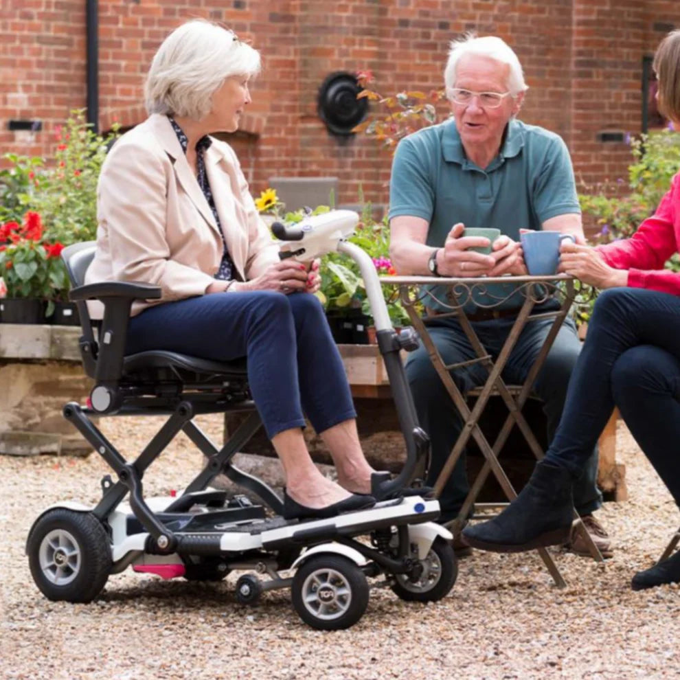 Minimo Plus Folding Mobility Scooter - Leichter tragbarer Roller mit pneumatischen Reifen und 12 Meilen Reichweite