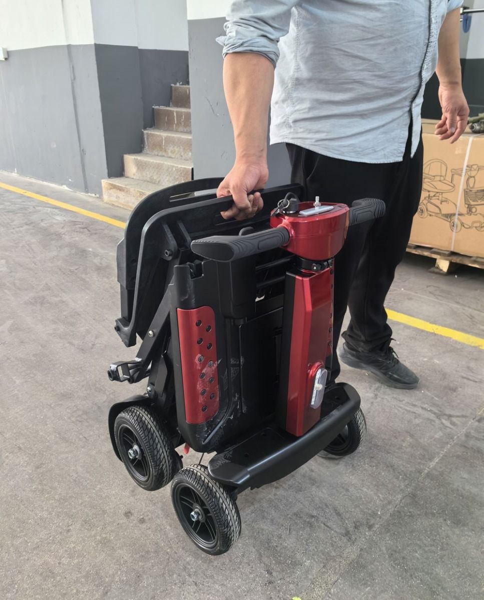 Prémiová lehká skládací skútr s odnímatelnou baterií - pouze 24 kg, rozsah 10–15 km